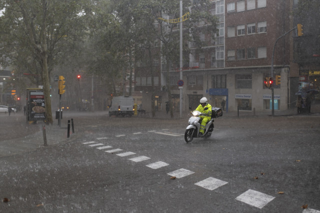 EuropaPress 6312130 repartidor moto tormenta 30 octubre 2024 barcelona catalunya espana servei