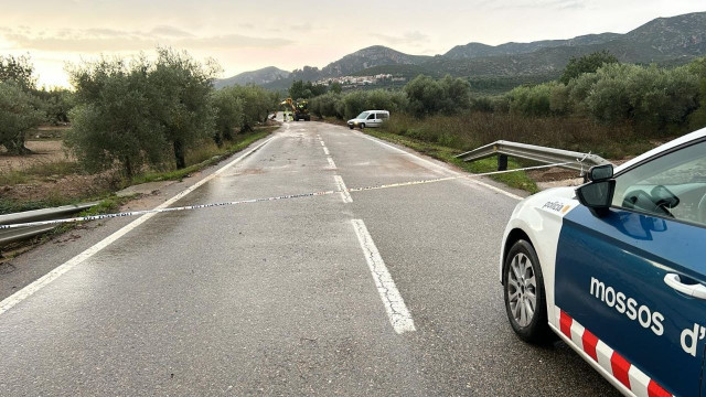 EuropaPress 6314428 vehiculo mossos desquadra vias cortadas sur provincia tarragona paso dana