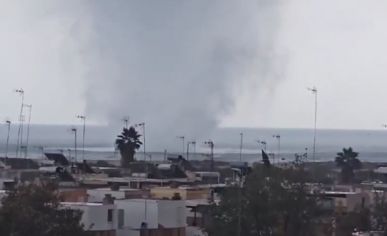 VÍDEO | Impressionants imatges d'una mànega marina devastant Isla Cristina (Huelva)