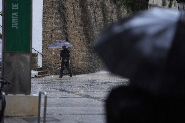 EuropaPress 6270351 transeuntes paraguas intensa lluvia 11 octubre 2024 cadiz andalucia espana