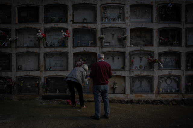 EuropaPress 3405057 dos personas colocan flores nicho cementerio montjuic barcelona catalunya 1