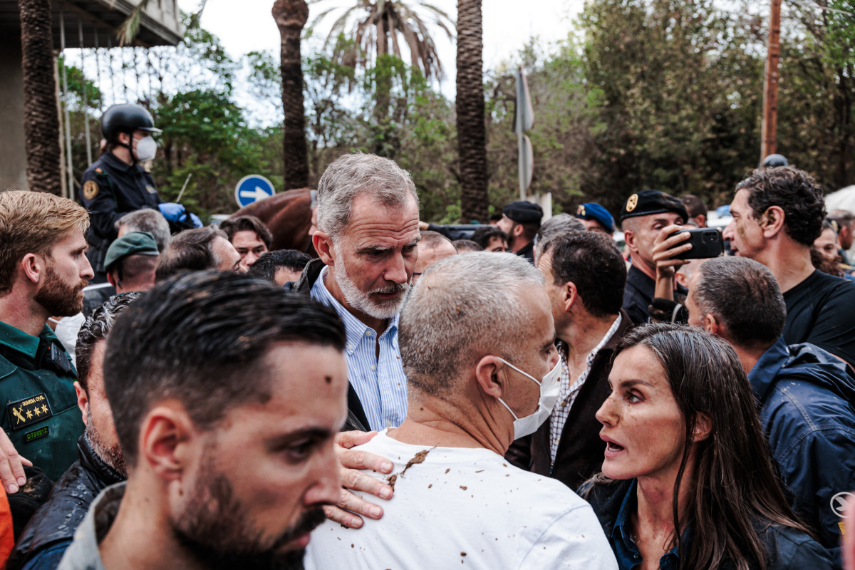 EuropaPress 6318443 rey felipe vi reina letizia visita zona afectada dana noviembre 2024