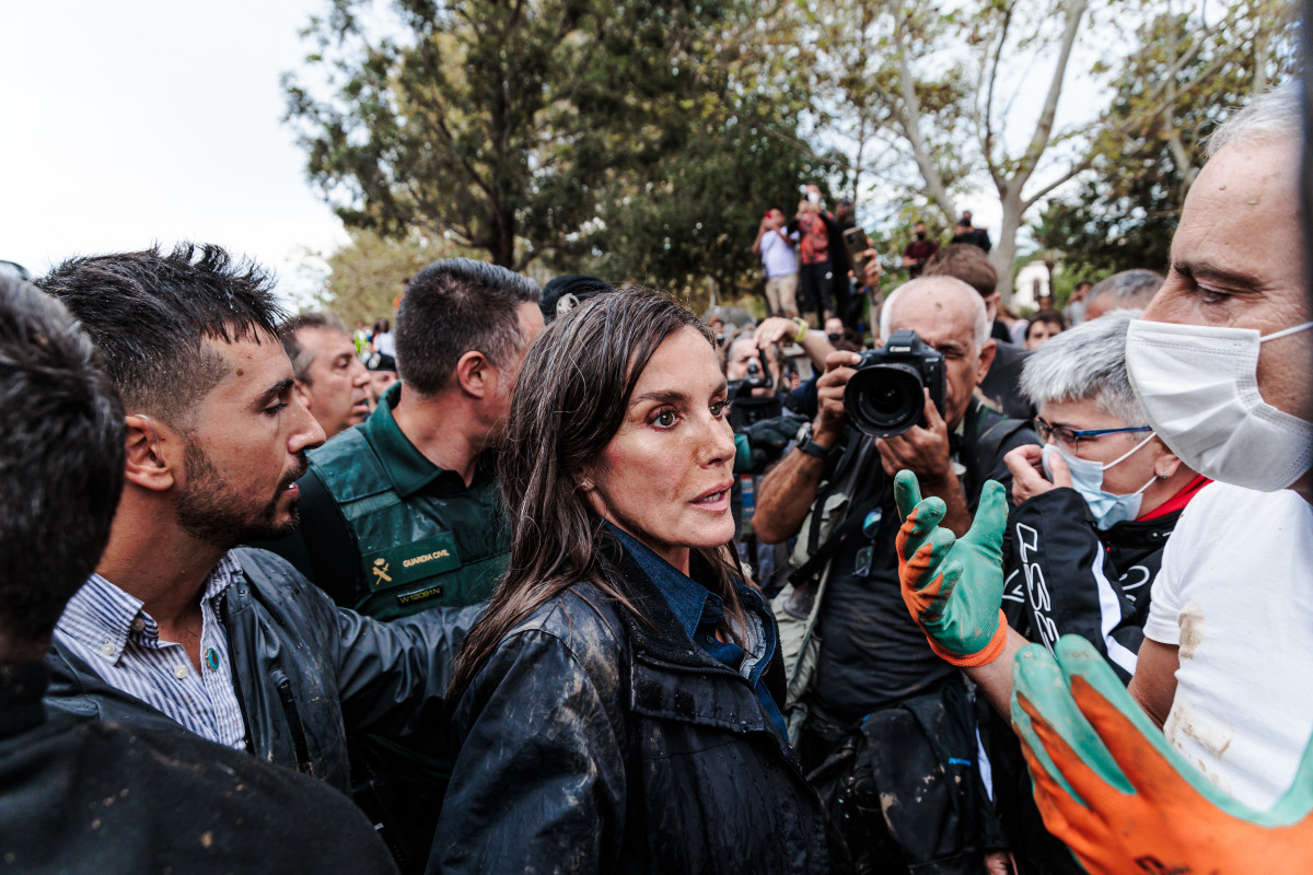 EuropaPress 6318457 reina letizia visita zona afectada dana noviembre 2024 paiporta valencia