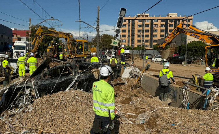 FOTOS. Els equips d'Adif treballen incansablement per recuperar la C1, C2 i C3 de Rodalies de València