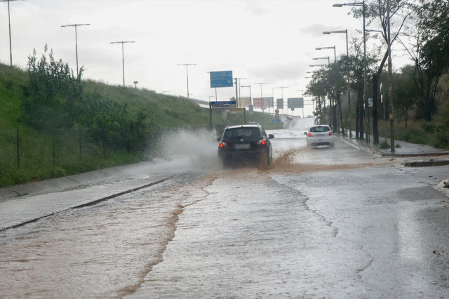 EuropaPress 6321181 vehiculos circulan lluvia noviembre 2024 badalona barcelona cataluna espana