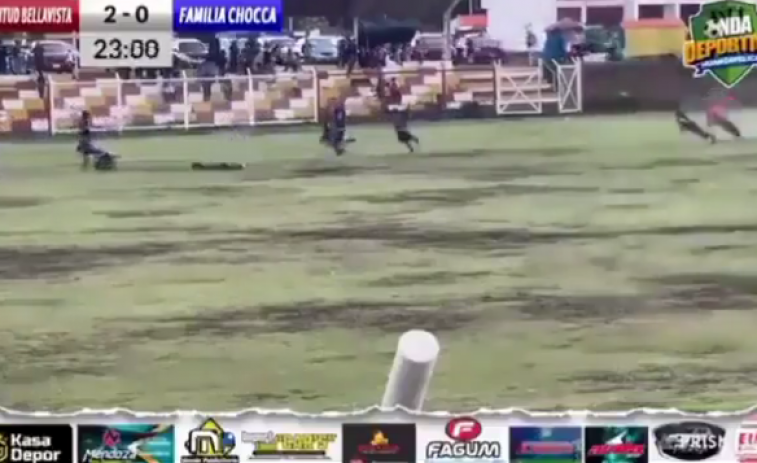 VÍDEO | Un llamp cau en un camp de futbol i mata un jugador enmig d'un partit