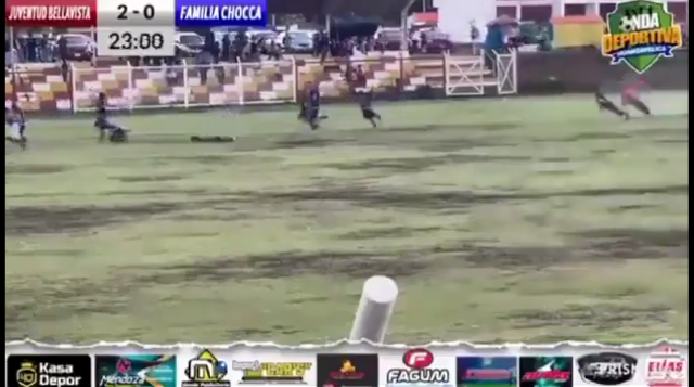 VÍDEO | Un llamp cau en un camp de futbol i mata un jugador enmig d'un partit