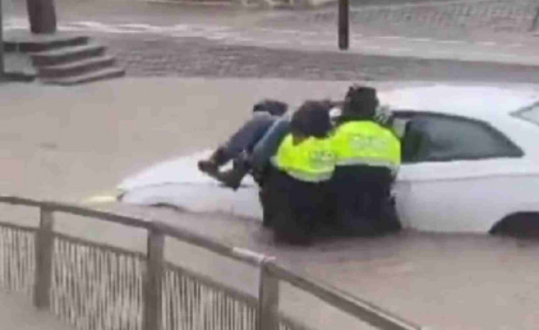 Increïble rescat: un home queda atrapat al seu vehicle per les inundacions al Baix Llobregat