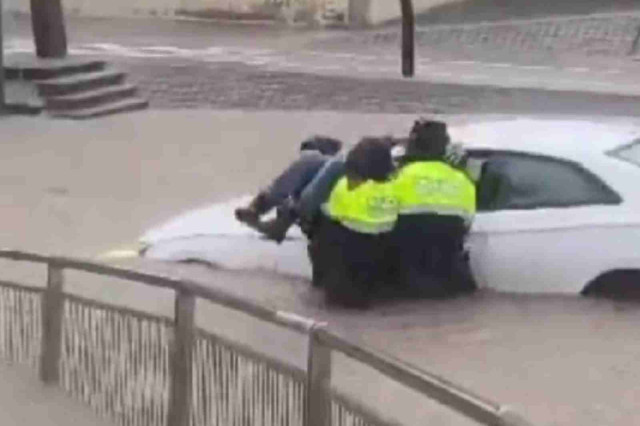 Increïble rescat: un home queda atrapat al seu vehicle per les inundacions al Baix Llobregat