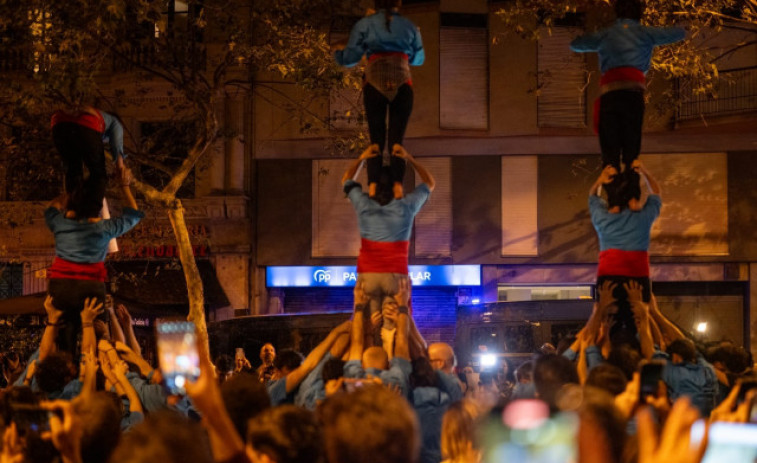 Mil persones es manifesten contra Mazón davant la seu del PP de Barcelona