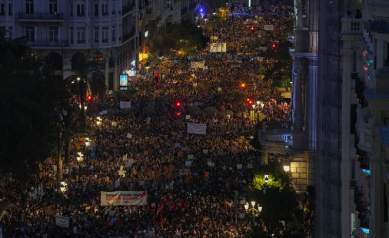 Milers de valencians exigeixen la dimissió de Carlos Mazón i el Consell en una històrica manifestació a València