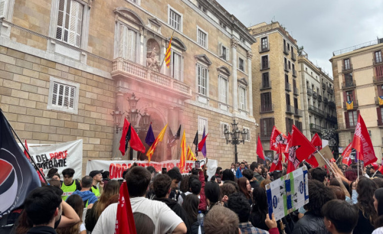 Mil estudiants es manifesten a Barcelona per demanar la dimissió de Mazón