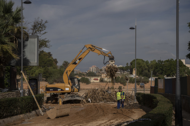 Els bombers desallotgen un edifici a Massanassa per la decisió de diverses bigues amb danys al forjat