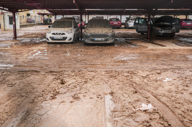 EuropaPress 6338001 coches cubiertos barro parking 13 noviembre 2024 beniparrell valencia