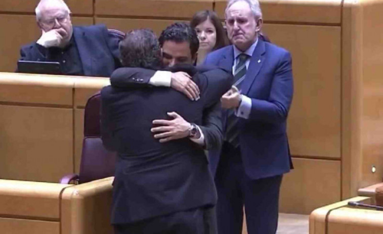 VÍDEO | L'abraçada viral entre dos senadors del PSOE i del PP per la DANA: 