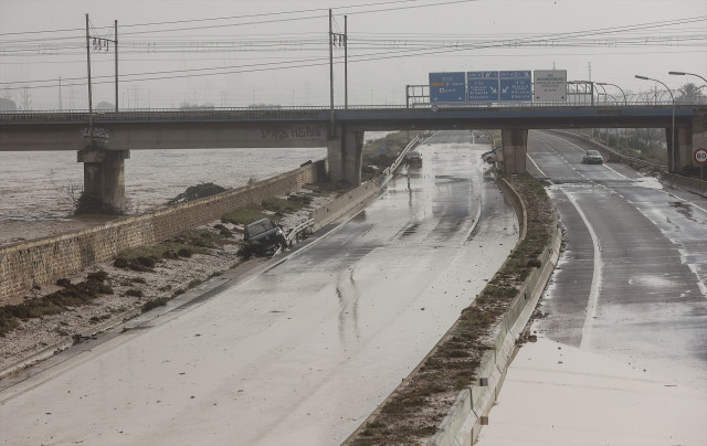 EuropaPress 6311805 varias personas recorren calles llenas agua paso dana barrio torre valencia