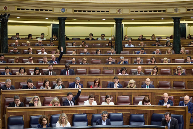 EuropaPress 5877216 diputados congreso votan iniciativa sesion plenaria congreso diputados