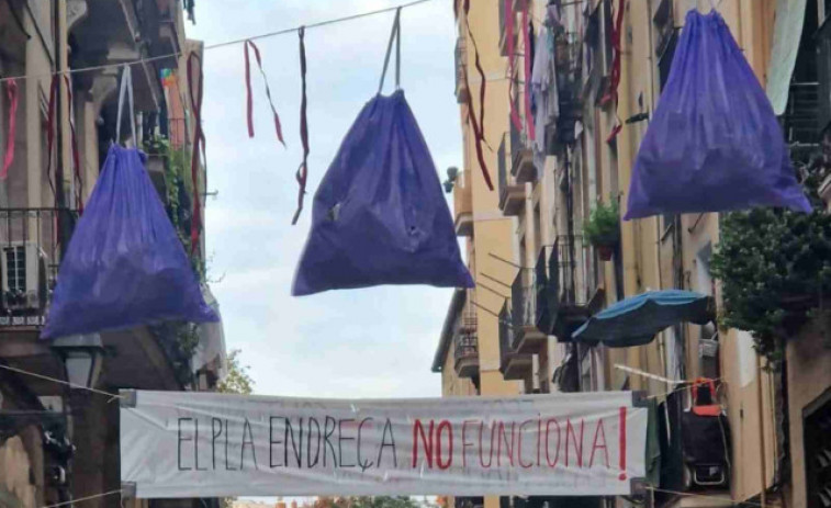 Veïns del Raval (Barcelona) pengen escombraries als balcons: estan farts de la brutícia