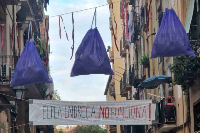 Veïns del Raval (Barcelona) pengen escombraries als balcons: estan farts de la brutícia