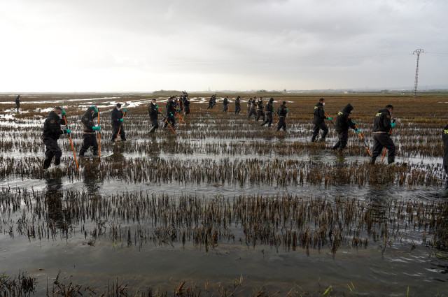 EuropaPress 6343087 varios agentes guardia civil siguen buscando cuerpos albufera 15 noviembre