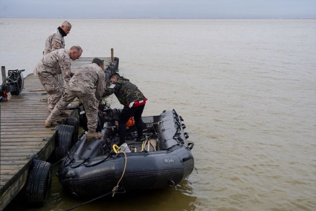 EuropaPress 6340055 varios militares armada preparan lancha trabajo busqueda albufera 14