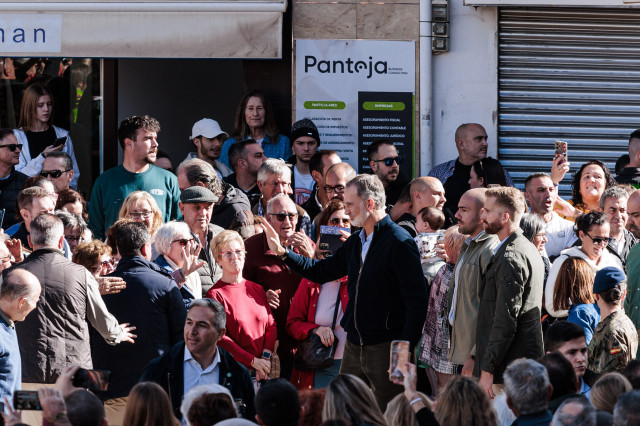 EuropaPress 6351015 rey felipe vi saluda vecinos visita localidad chiva tres semanas despues