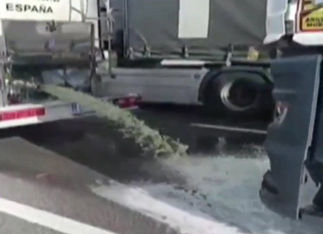 VÍDEO | Els agricultors francesos ataquen els camions espanyols i aboquen 100.000 litres de vi