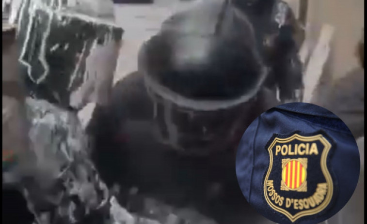 VÍDEO: Acaben llançant ous al Mossos en un desnonament a Barcelona