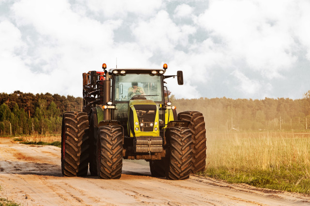 Tractorroadcountrysidenearmeadows