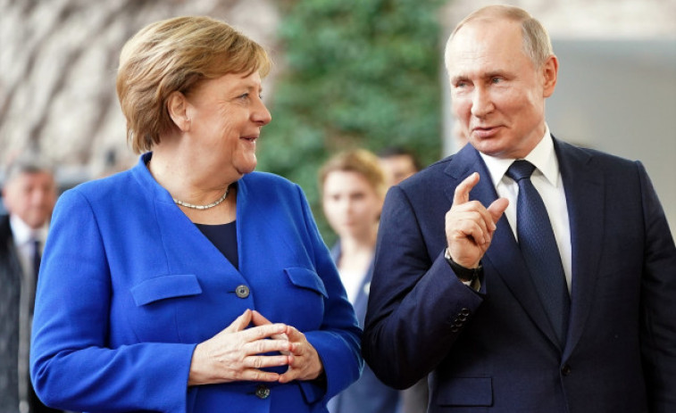 Angela Merkel revela el tens episodi amb el gos de Putin i el president rus respon