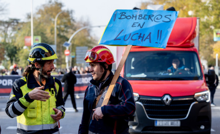 Bombers de tot Espanya protesten a Madrid per denunciar la 