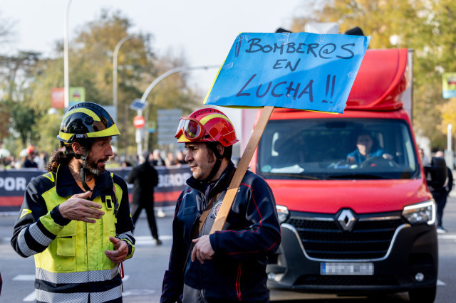 EuropaPress 6377560 dos bomberos pancarta manifestacion coordinadora unitaria bomberos