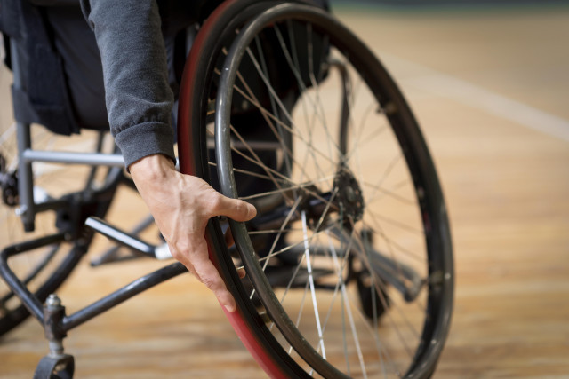 Closeupdisabledmanbasketballcourt