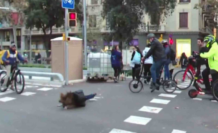 VÍDEO | Una dona cau a terra esquivant un patinet a la intersecció més caòtica de Barcelona