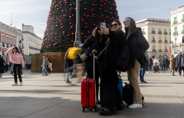 EuropaPress 6375023 varias turistas hacen foto junto arbol navidad puerta sol 29 noviembre 2024