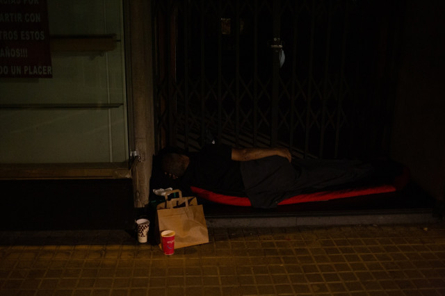 EuropaPress 3774457 hombre duerme portal rambla catalunya 10 junio 2021 barcelona catalunya