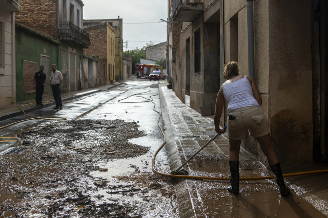 EuropaPress 5416203 varios vecinos trabajan zonas afectadas lluvias septiembre 2023 santa 4