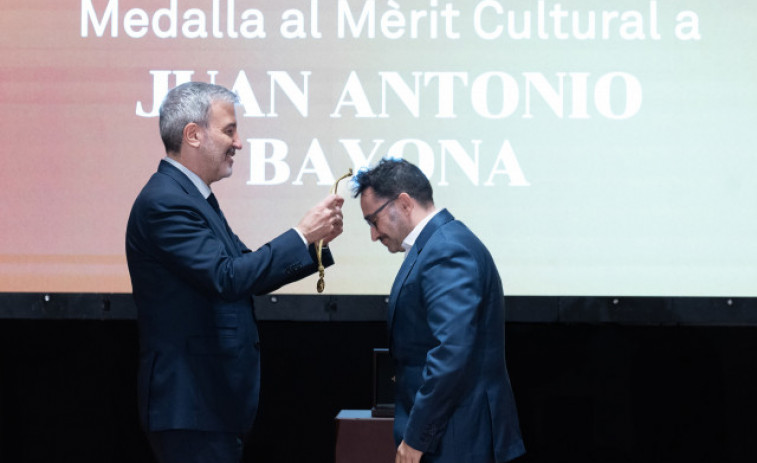 Juan Antonio Bayona, reconegut amb la Medalla d'Or al Mèrit Cultural a Barcelona