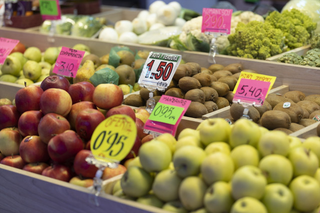 EuropaPress 5056129 manzanas otras frutas fruteria puesto mercado 15 marzo 2023 madrid espana