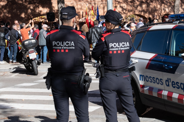 EuropaPress 5571421 dos agentes mossos desquadra manifestacion contra amnistia 12 noviembre