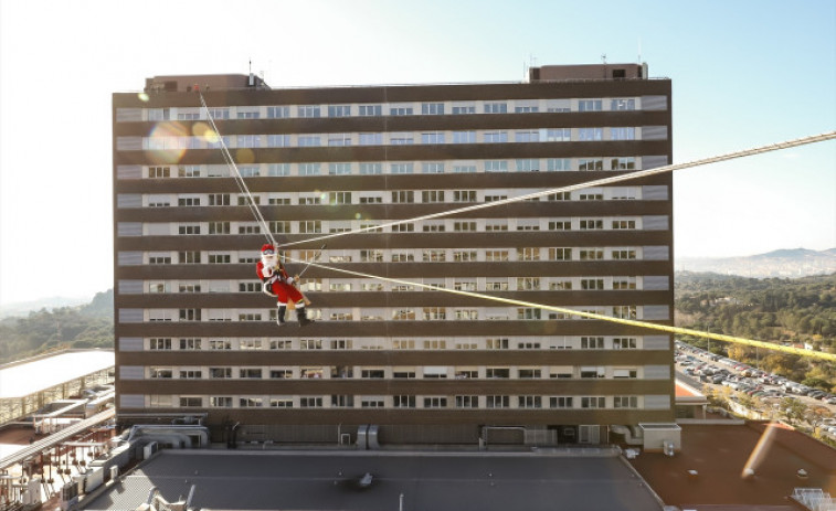 El Pare Noel lliura regals als pacients pediàtrics del Can Ruti de Badalona