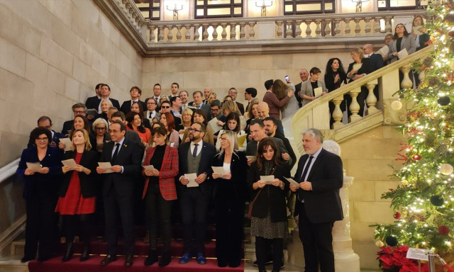 EuropaPress 6416517 60 diputados parlament dan bienvenida navidad villancicos escalera noble