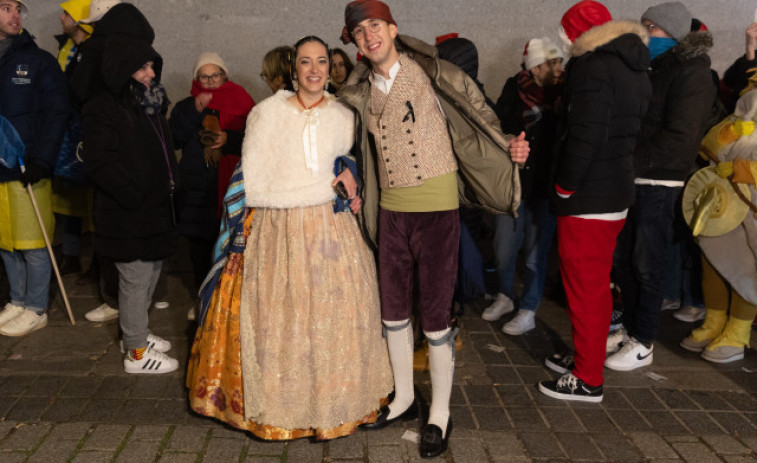 Una jove vestida de fallera, entre les primeres a entrar al Teatro Real: 