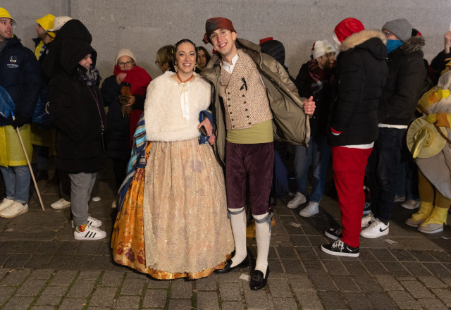 Una jove vestida de fallera, entre les primeres a entrar al Teatro Real: 