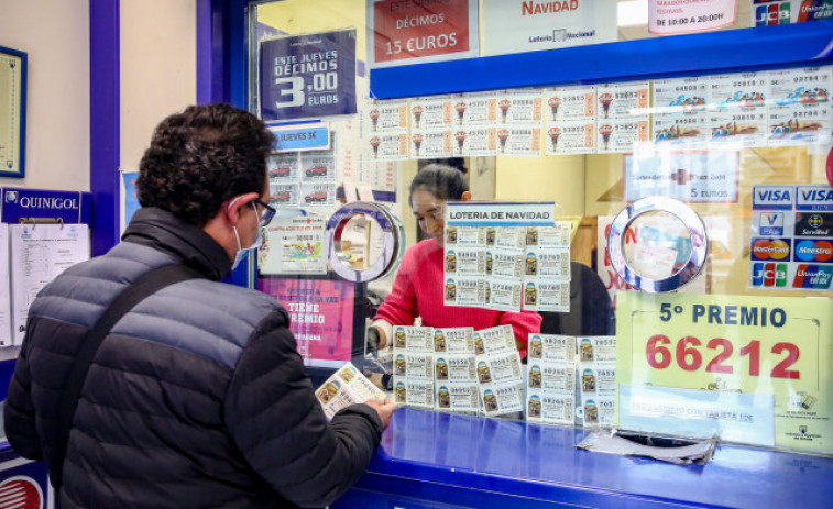 Un loter de Cornellà reparteix una sèrie del tercer premi a “gent del barri”