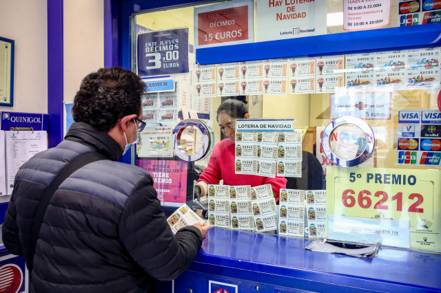 Un loter de Cornellà reparteix una sèrie del tercer premi a “gent del barri”