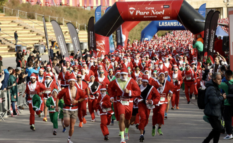 3.000 persones disfressades del Pare Noel i elfs participen a la I Carrera Pare Noel de Barcelona