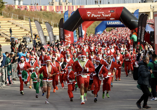 3.000 persones disfressades del Pare Noel i elfs participen a la I Carrera Pare Noel de Barcelona