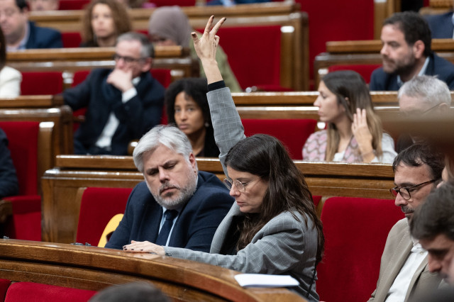 EuropaPress 6416032 diputado junts albert batet votaciones sesion pleno parlament 19 diciembre