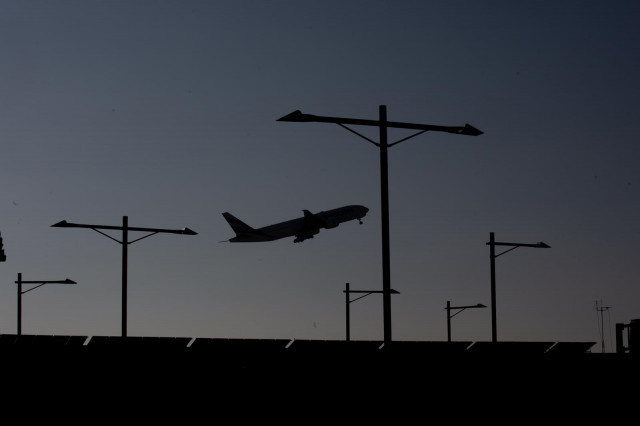 EuropaPress 4246488 avion despegando aeropuerto barcelona el prat 2 1